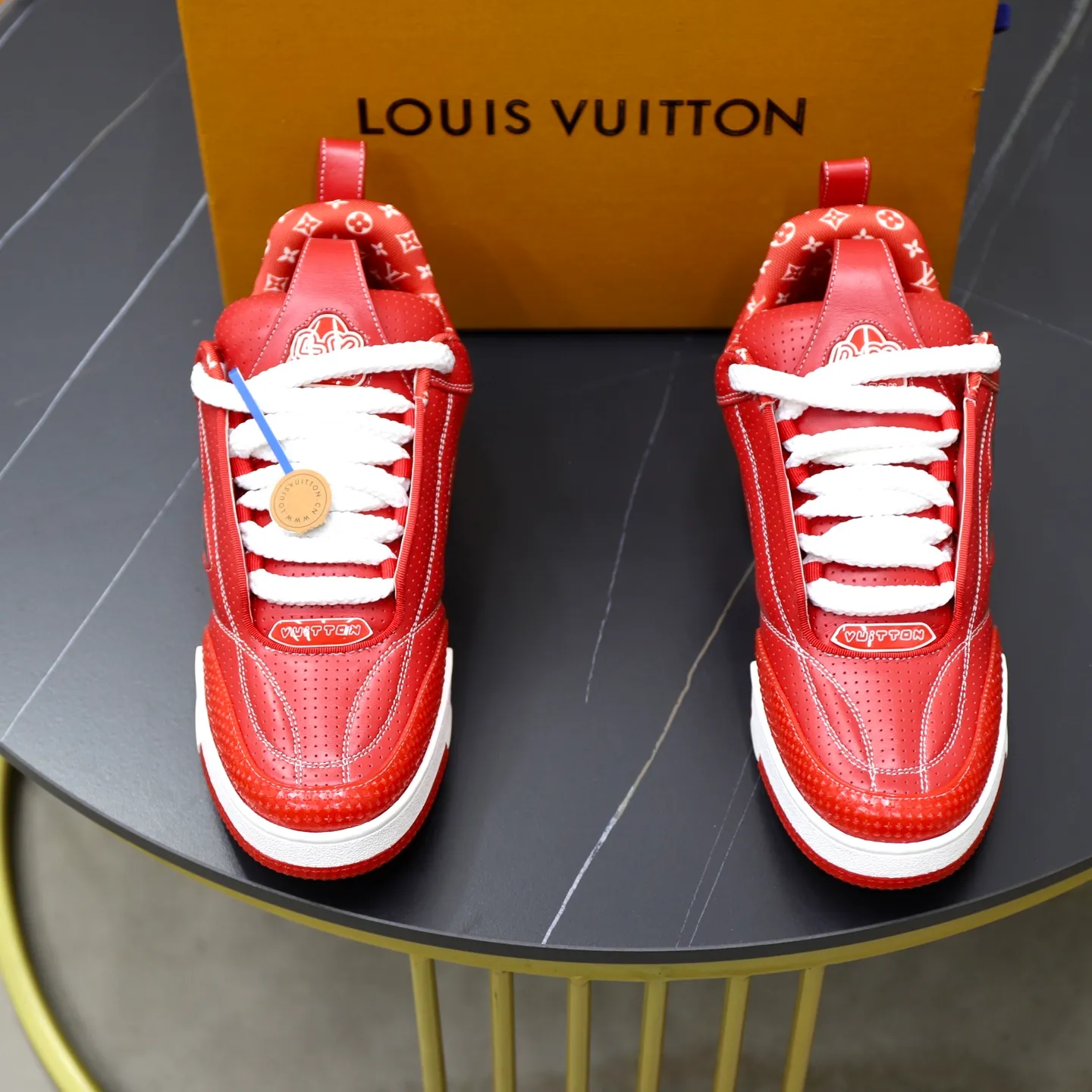 Ex-factory price: 860💰LV Couple👫Louis Vuitton TRAINER sneakers classic Louis Vuitton men's artistic director Virgil Abloh picked inspiration to create this LV Trainer sneaker. Yingze crystal inlays present a colorful effect. VS can be matched with two gorgeous effect colors. The LV letter logo badge on the tongue is gorgeous and noble. The LV letter is decorated on the side. The outsole is decorated with a Monogram flower pattern. It shows the trend of elegance and nobility! Men's and women's models: 35-46